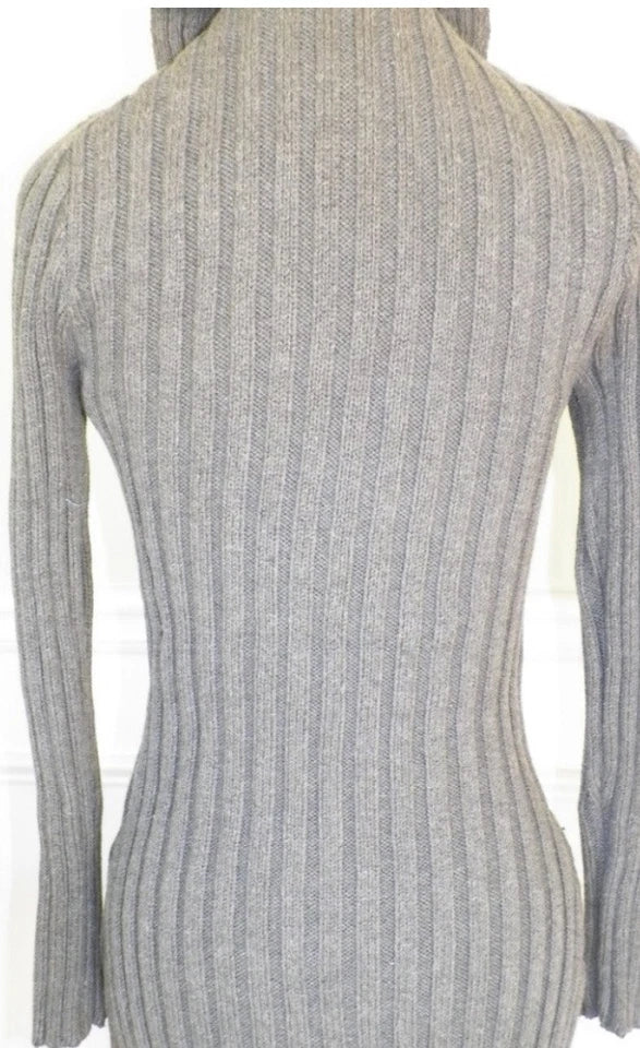 STYLISH AND COZY GRAY SWEATER