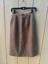 Load image into Gallery viewer, Giorgio Armani Skirt Size 38 Used
