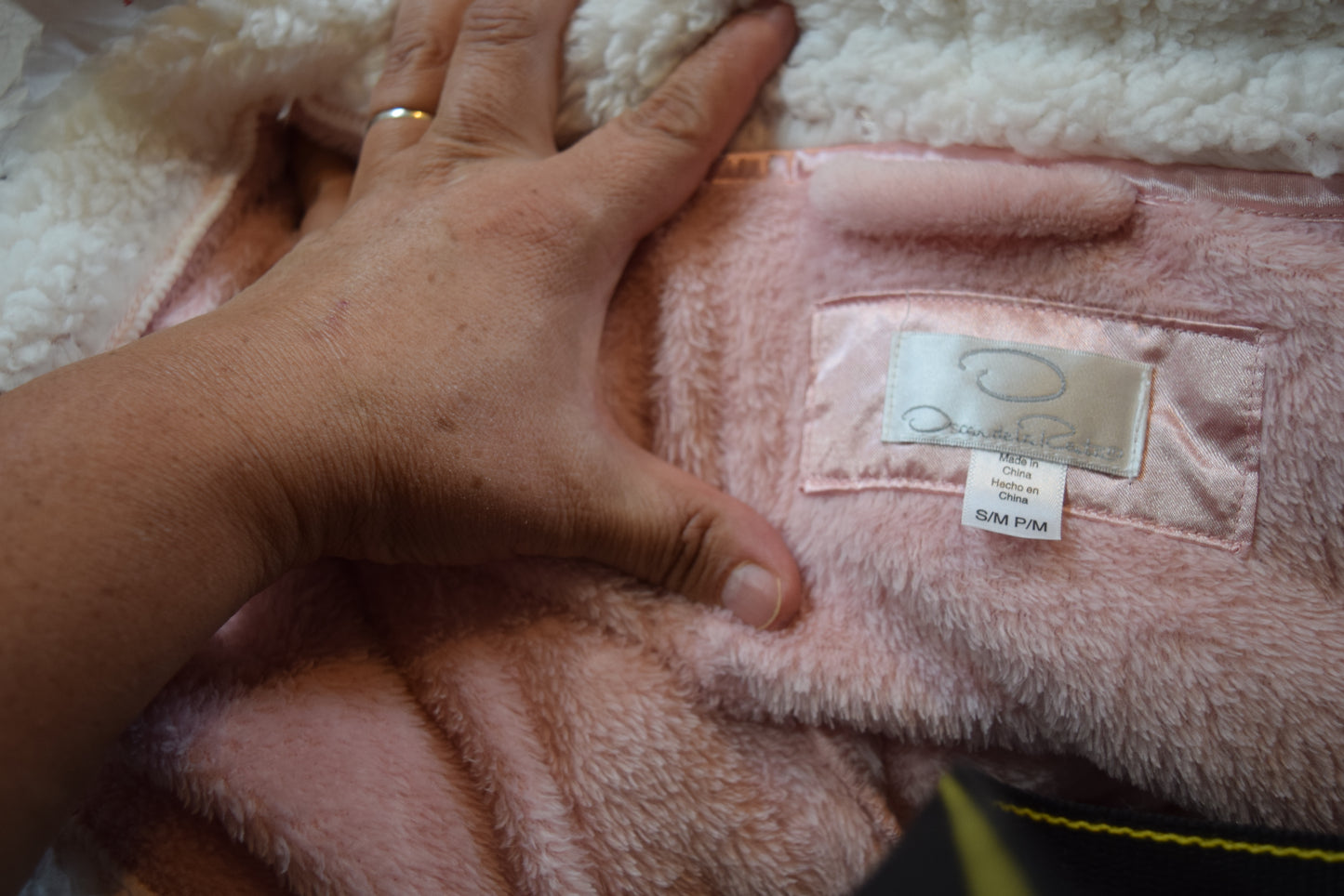 Oscar De La Renta Cozy Plush Wrap Pink Robe