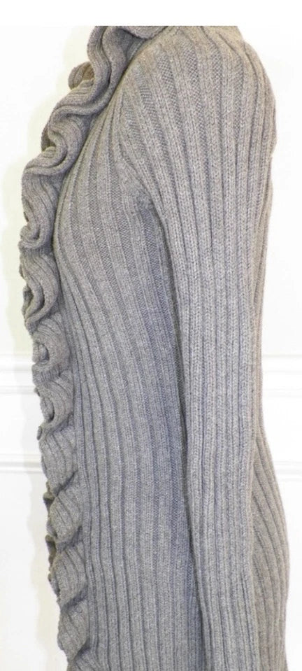 STYLISH AND COZY GRAY SWEATER